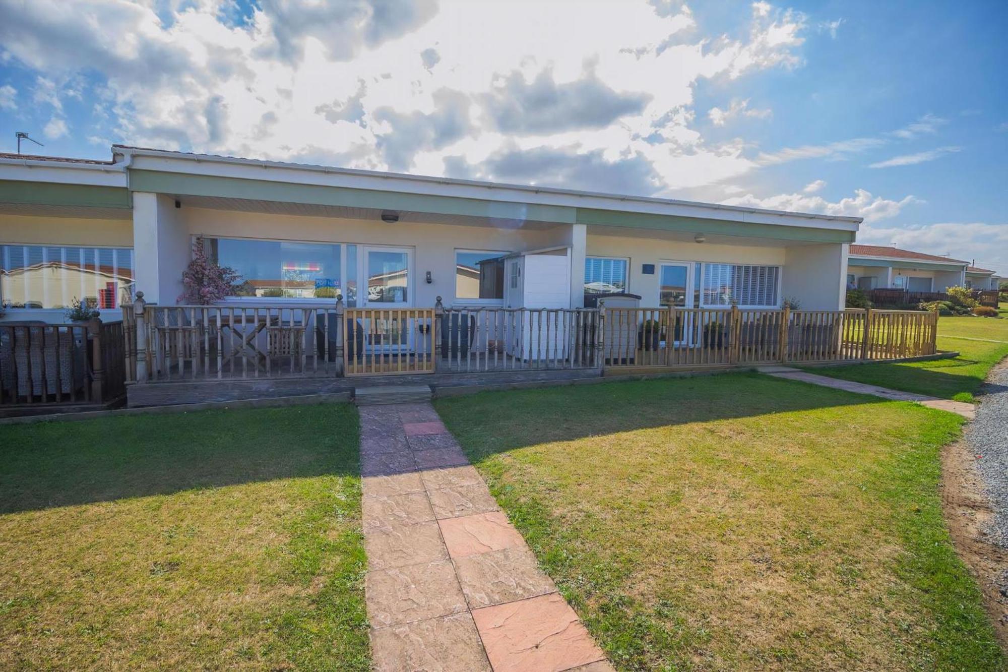 Chalet For Hire At Rainbows End Near A Beautiful Norfolk Beach Ref 31039R Bacton  Екстериор снимка
